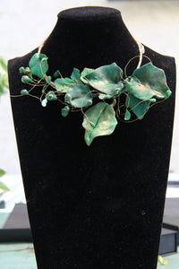 Collana foglie d'edera fatta a mano in pasta di resina, rame e tessuto